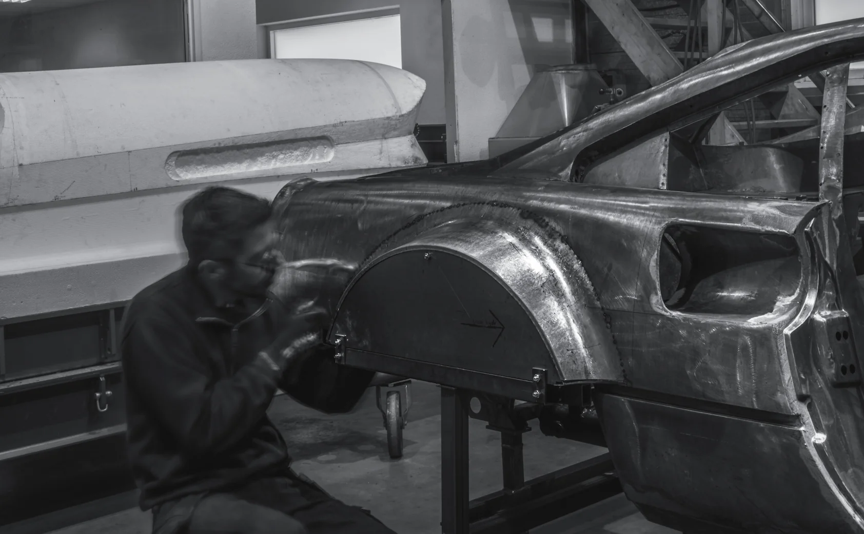 Travail manuel sur la carrosserie d’une Ferrari 308 dans l’atelier Maturo