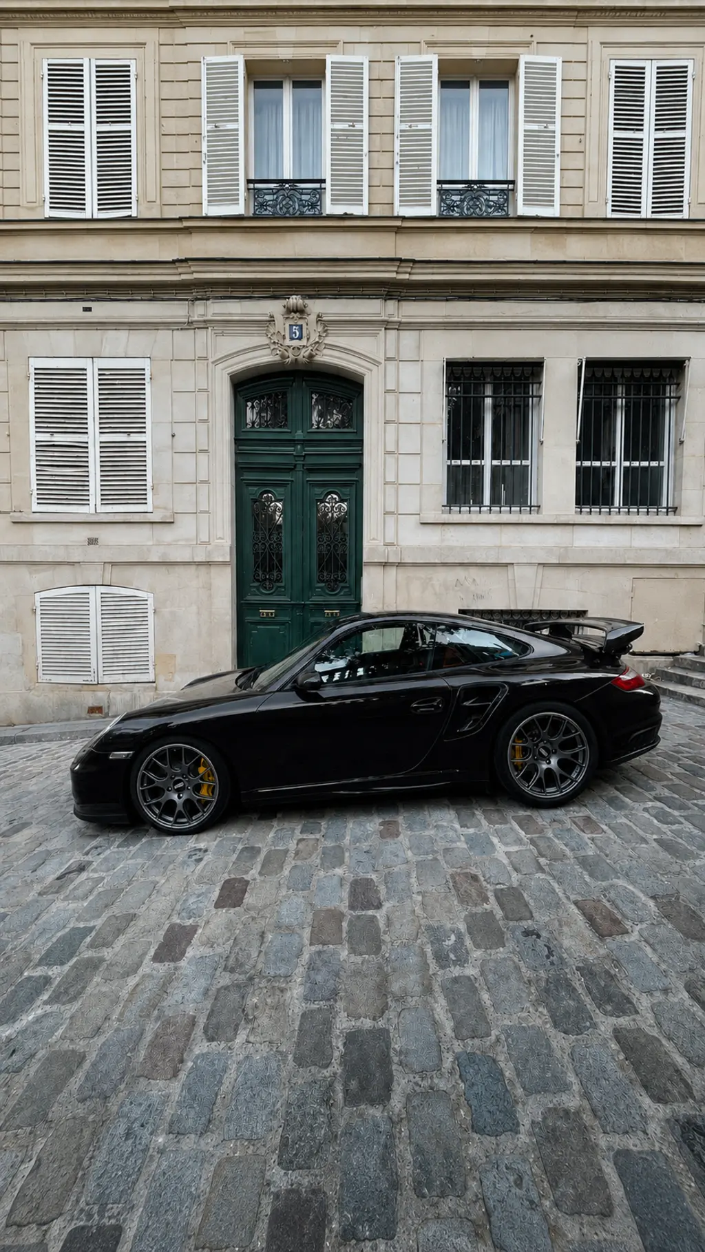 Side view of the black Porsche 997 GT2 in Paris