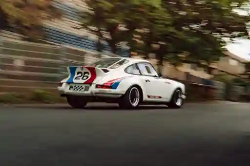 Porsche 964 bianca preparata in stile RSR Brumos in movimento